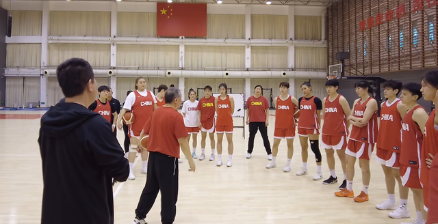 开云官网-刘禹彤、杨舒予在列!中国女篮最新训练画面出炉,宫鲁鸣接受采访