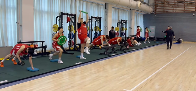 开云官网-刘禹彤、杨舒予在列!中国女篮最新训练画面出炉,宫鲁鸣接受采访