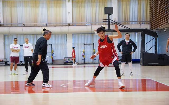开云官网-刘禹彤、杨舒予在列!中国女篮最新训练画面出炉,宫鲁鸣接受采访