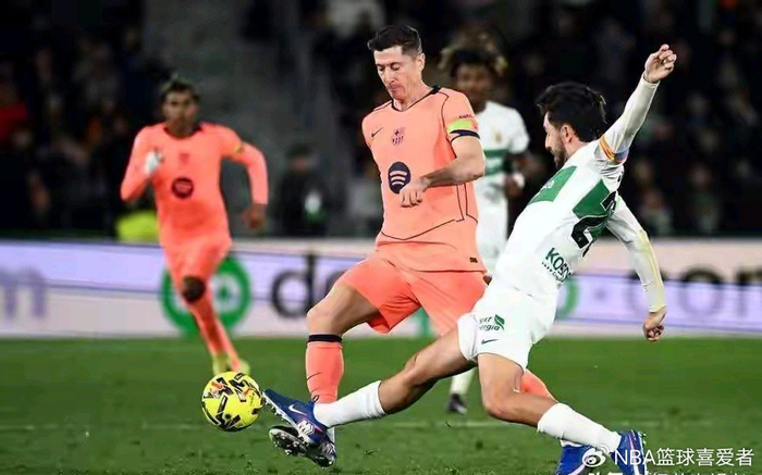 开云官网-莱万不慌!手握沙特美职联offer,巴萨却成最煎熬的人|巴塞罗那|罗伯特·莱万多夫斯基|罗马诺|贝克汉姆|欧冠_新浪体育_新浪新闻